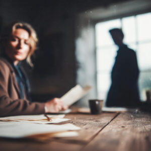 Vrouw met formele papieren