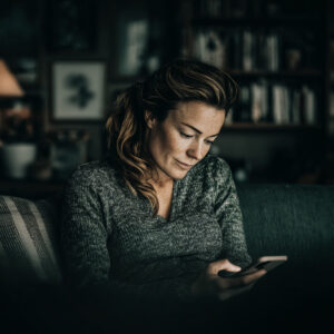 Vrouw zit op haar telefoon