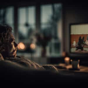 Man zit TV te kijken