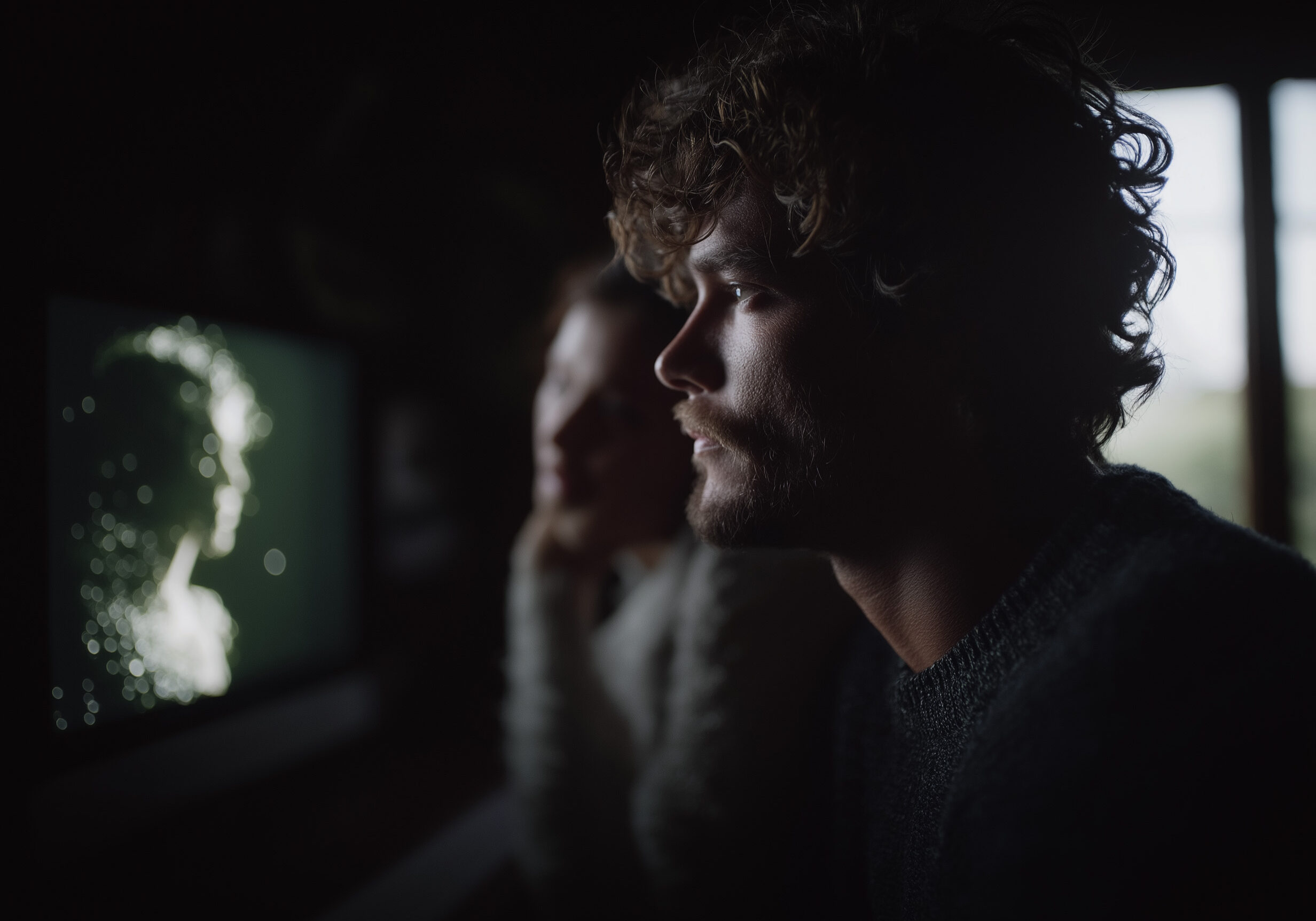 Man in gesprek met digitale avatar