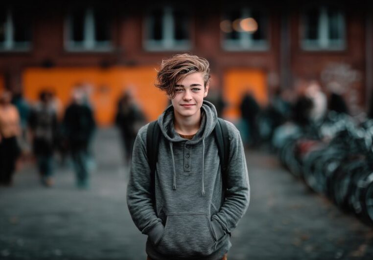 Tiener op het schoolplein