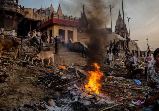 Verbranding van overledenen op de oever van de rivier de Ganges