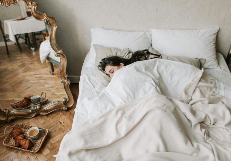 Vrouw slapend in bed