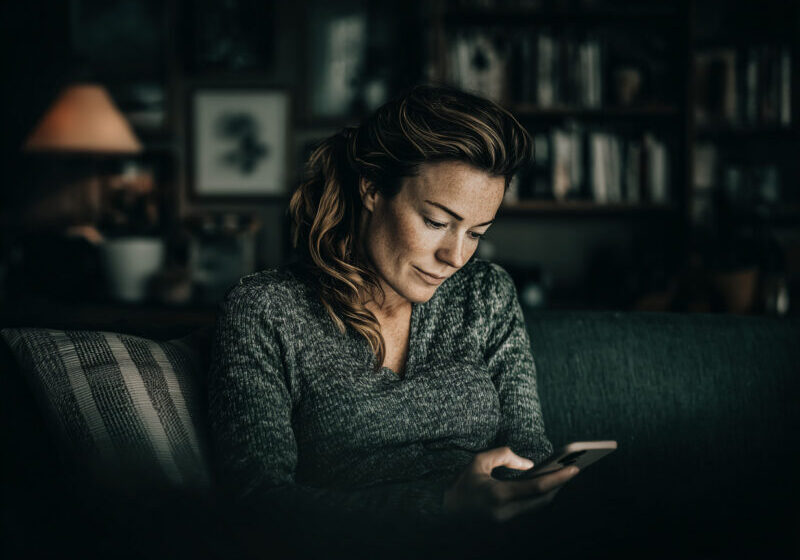 Vrouw zit op haar telefoon